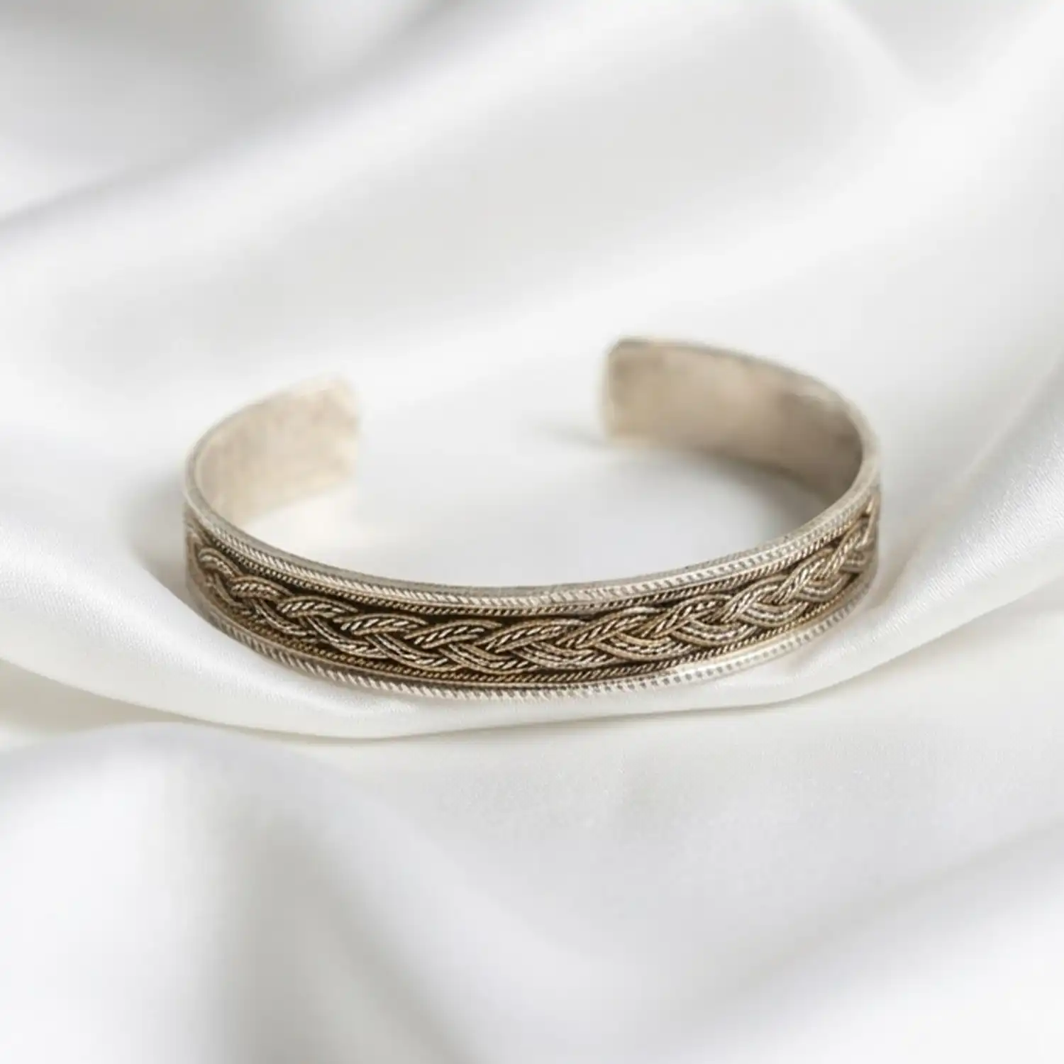 Jadayel-Arabic-Silver-Bangle_compressed